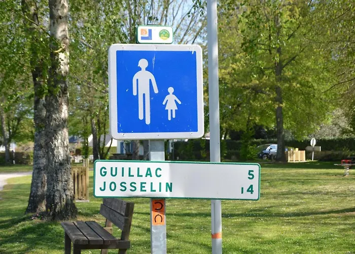 A Deux Pas De L\'Oust